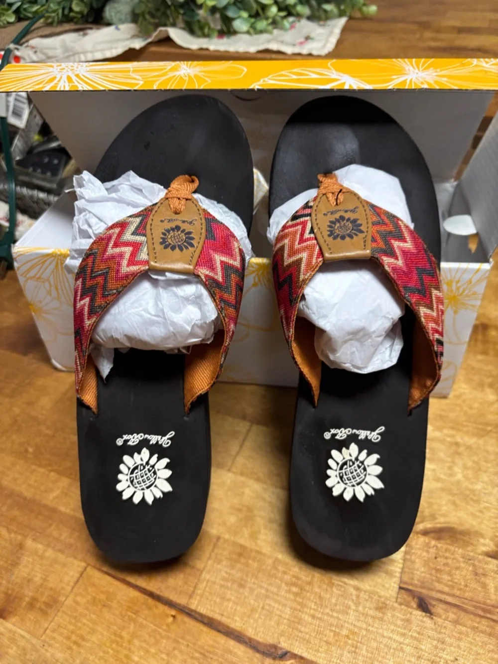Yellow Box Women's Chevron Flip Flops in Black, Red, Orange new in box 7.5 - Picture 3 of 8